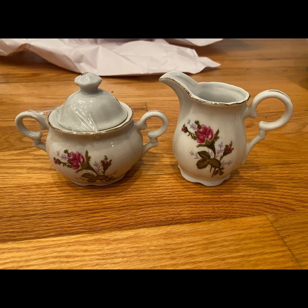 Porcelain creamer and sugar set